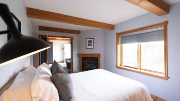 Suíte luxo, 1 quarto, cozinha americana, vista para o lago | Ferros/tábuas de passar roupa, Wi-Fi de cortesia, roupa de cama