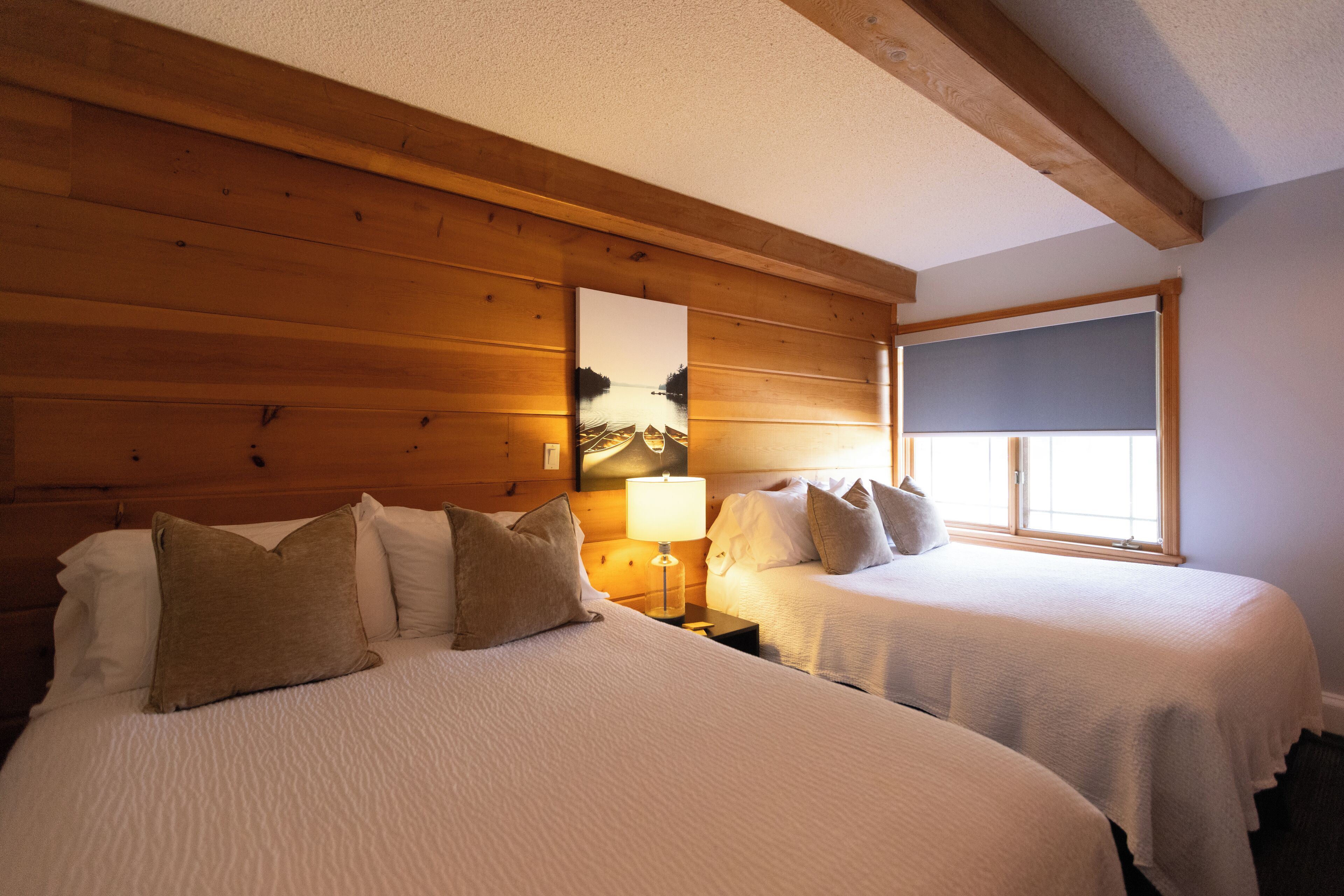 Suite Deluxe, plusieurs lits, coin cuisine, vue lac | Fer et planche à repasser, Wi-Fi gratuit, draps fournis