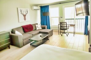 Studio Prestige, 1 grand lit et 1 canapé-lit, foyer, vue sur le lac | 1 chambre, fer et planche à repasser, accès au Wi-Fi (inclus)