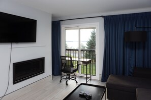 Studio Premium, 1 Tempat Tidur King dengan tempat tidur Sofa, perapian, pemandangan danau | Area keluarga | Televisi LCD 42-inci dengan saluran TV premium dan TV