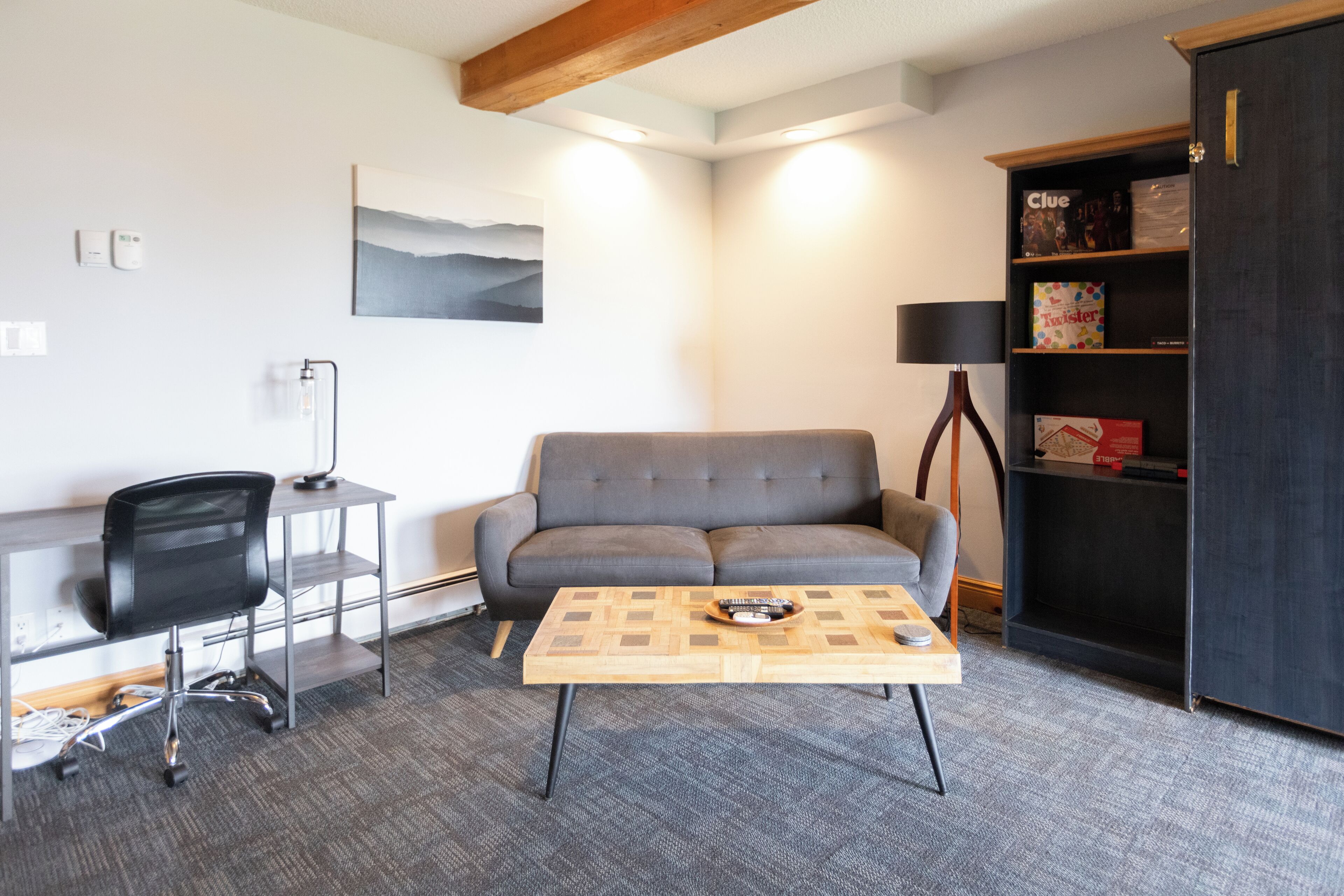 Suite Deluxe, 1 habitación, cocineta, vista al lago | Área de sala de estar | Televisión LCD de 42 pulgadas con canales premium y televisión 