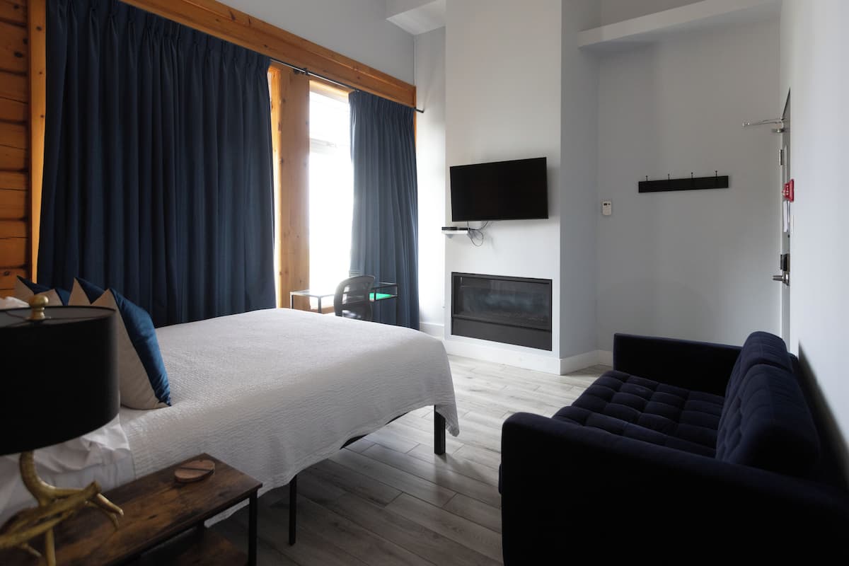 1 habitación, tabla de planchar con plancha, wifi gratis y ropa de cama