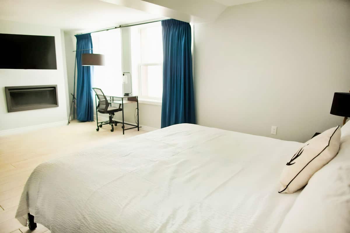 Standard Studio, 1 Queen Bed with Sofa bed, Fireplace, Lake View | 1 bedroom, iron/ironing board, free WiFi, bed sheets