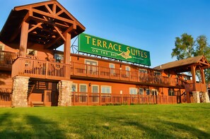 Un edificio grande de varios pisos con un letrero llamativo que dice "Terrace Suites on the Bay".