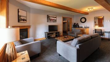 Suite Deluxe, varias camas, cocina básica, vistas al lago | Zona de estar | Televisión LCD de 42 pulgadas con canales premium, una televisión