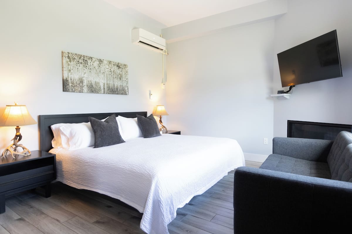 Estudi superior, 1 llit de matrimoni gran, llar de foc, vistes al camp de golf | 1 dormitori, planxa i posts de planxar, wifi gratuïta i roba de llit