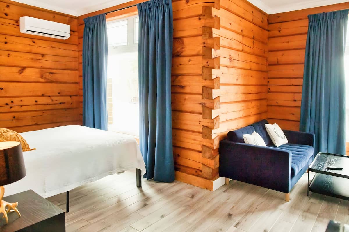Superior Studio, 1 Queen Bed, Fireplace, Lake View | 1 bedroom, iron/ironing board, free WiFi, bed sheets