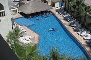 Piscina externa, funciona das 8h às 22h, barracas de cortesia