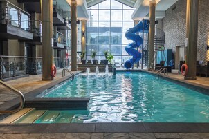 Una piscina techada, guardavidas en la propiedad