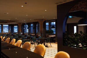 Frokost og middag serveres, internasjonale retter