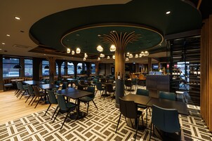 Se sirven desayunos y cenas, cocina internacional