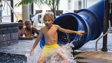 Piscina interna, funciona das 8h30 às 22h, salva-vidas no local