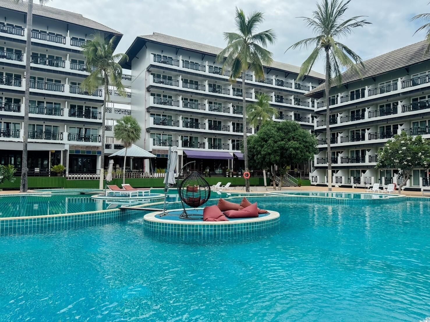 4 outdoor pools, open 7:00 AM to 7:00 PM, pool umbrellas, pool loungers