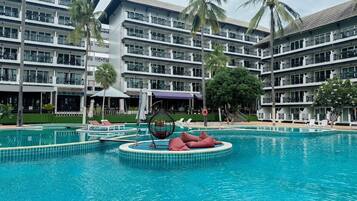4 outdoor pools, open 7:00 AM to 7:00 PM, pool umbrellas, pool loungers