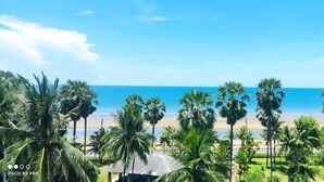 A beach view with palm trees and a clear sky. - Pattawia Resort & Spa (Pranburi)