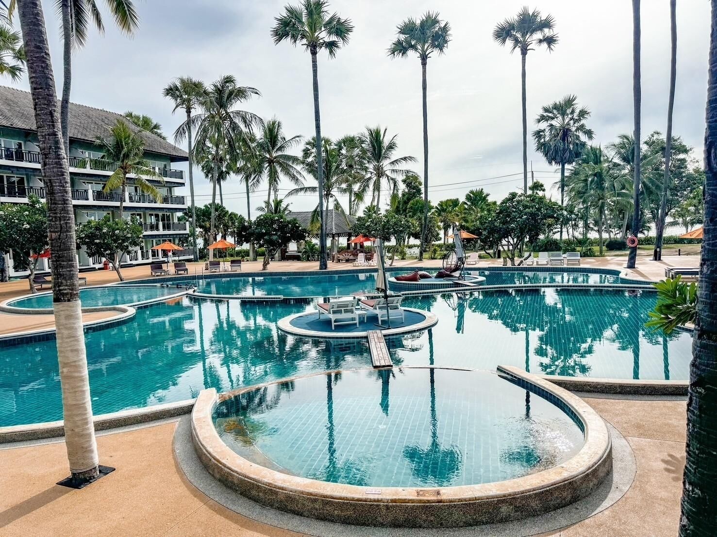 4 outdoor pools, open 7:00 AM to 7:00 PM, pool umbrellas, sun loungers