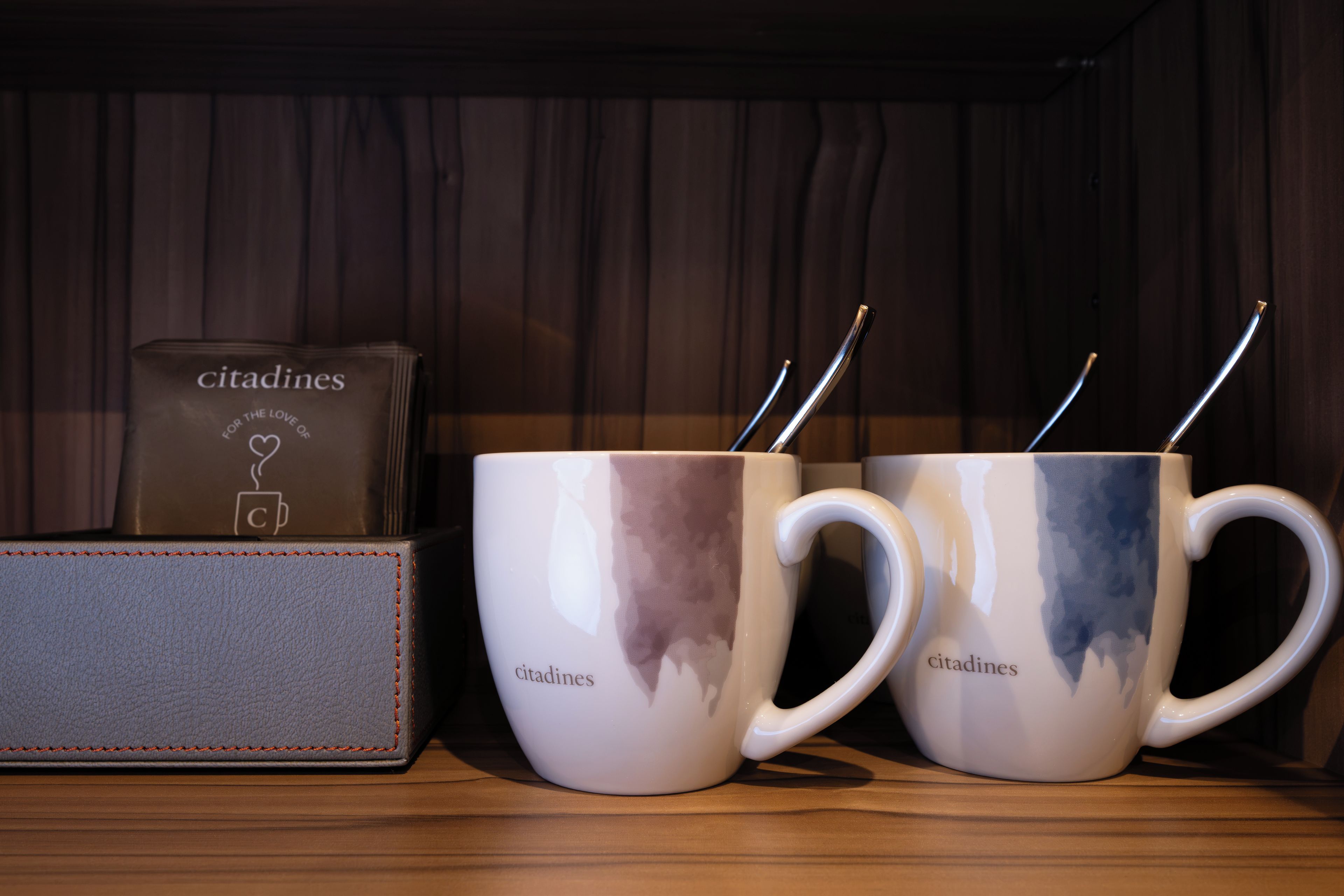 Two mugs with handles and a box labeled 'Citadines' with a heart symbol and a cup icon.