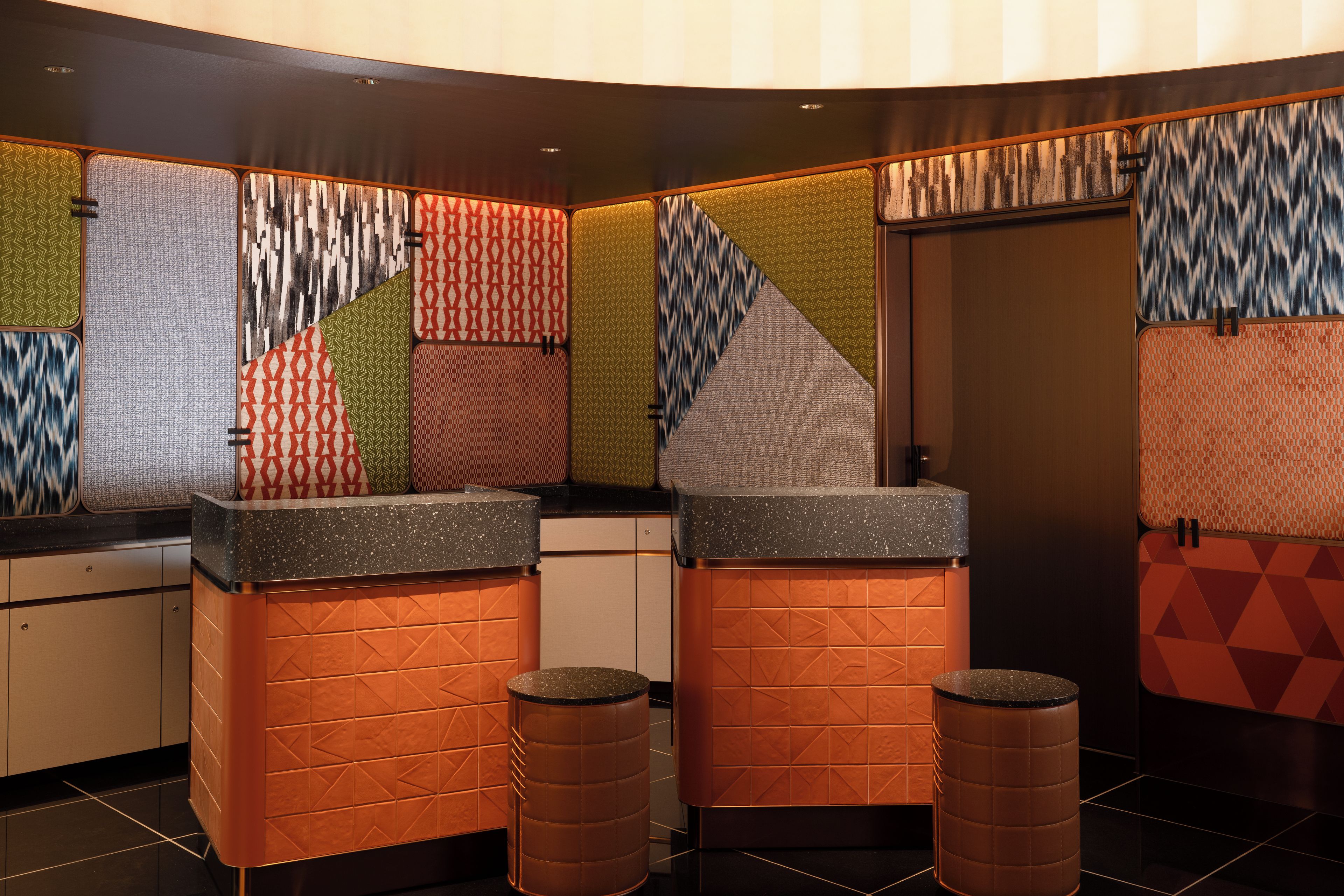 Des toilettes dotées de plusieurs lavabos, chacun étant agrémenté d’un mur aux motifs géométriques originaux.