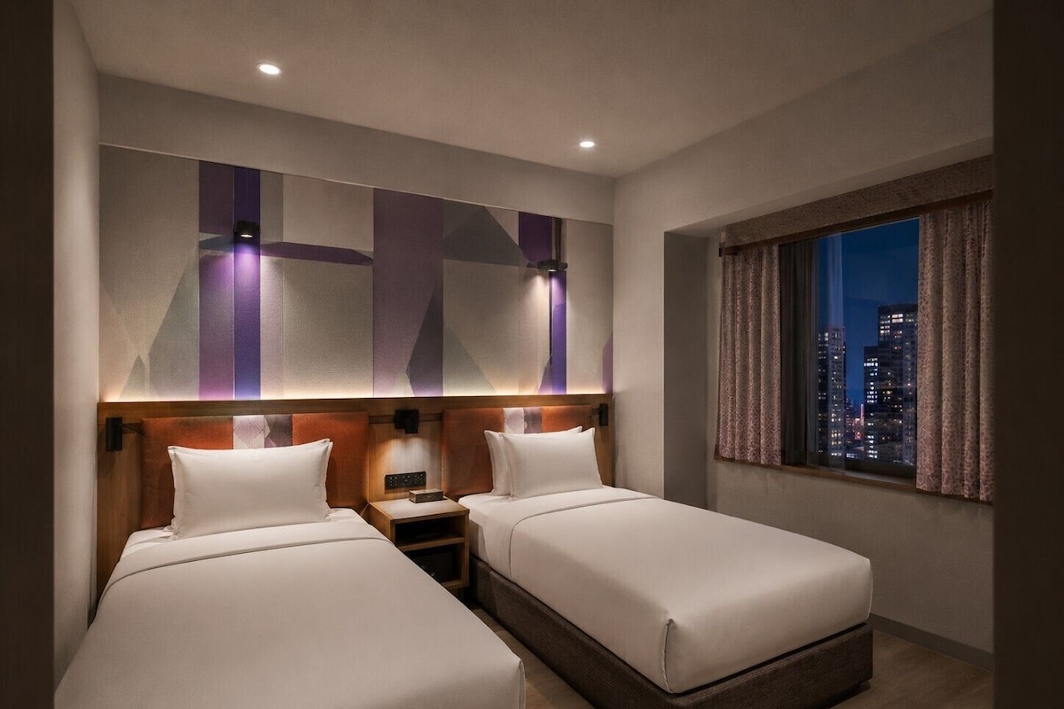 ห้องพัก, เตียงเดี่ยว 3 เตียง | เครื่องนอนระดับพรีเมียม, ผ้านวมขนเป็ด, ตู้นิรภัยในห้องพัก, โต๊ะทำงาน
