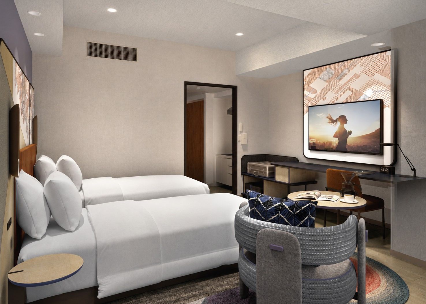 Ein Hotelzimmer mit einem Bett, einem Schreibtisch, einem Stuhl, einem Fernseher und einem Fenster.
