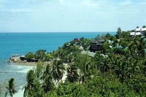 A coastal resort with multiple buildings, lush greenery, and a clear view of the ocean. - Haadson Resort (Ko Pha-ngan)