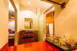 Deluxe Beachfront Hotel | Kylpyhuone | Suihku, sadesuihkupää, ilmaiset hygieniatuotteet, hiustenkuivaaja