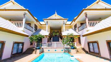 Piscina externa, guarda-sóis, espreguiçadeiras