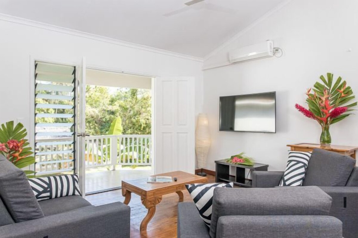Tropical 2-Bedroom Apartment
