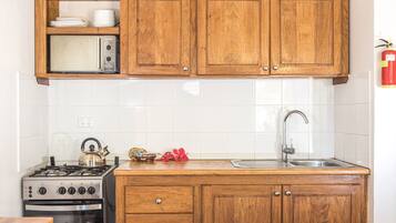 Refrigerador, microondas, placa de cocina, cafetera/tetera