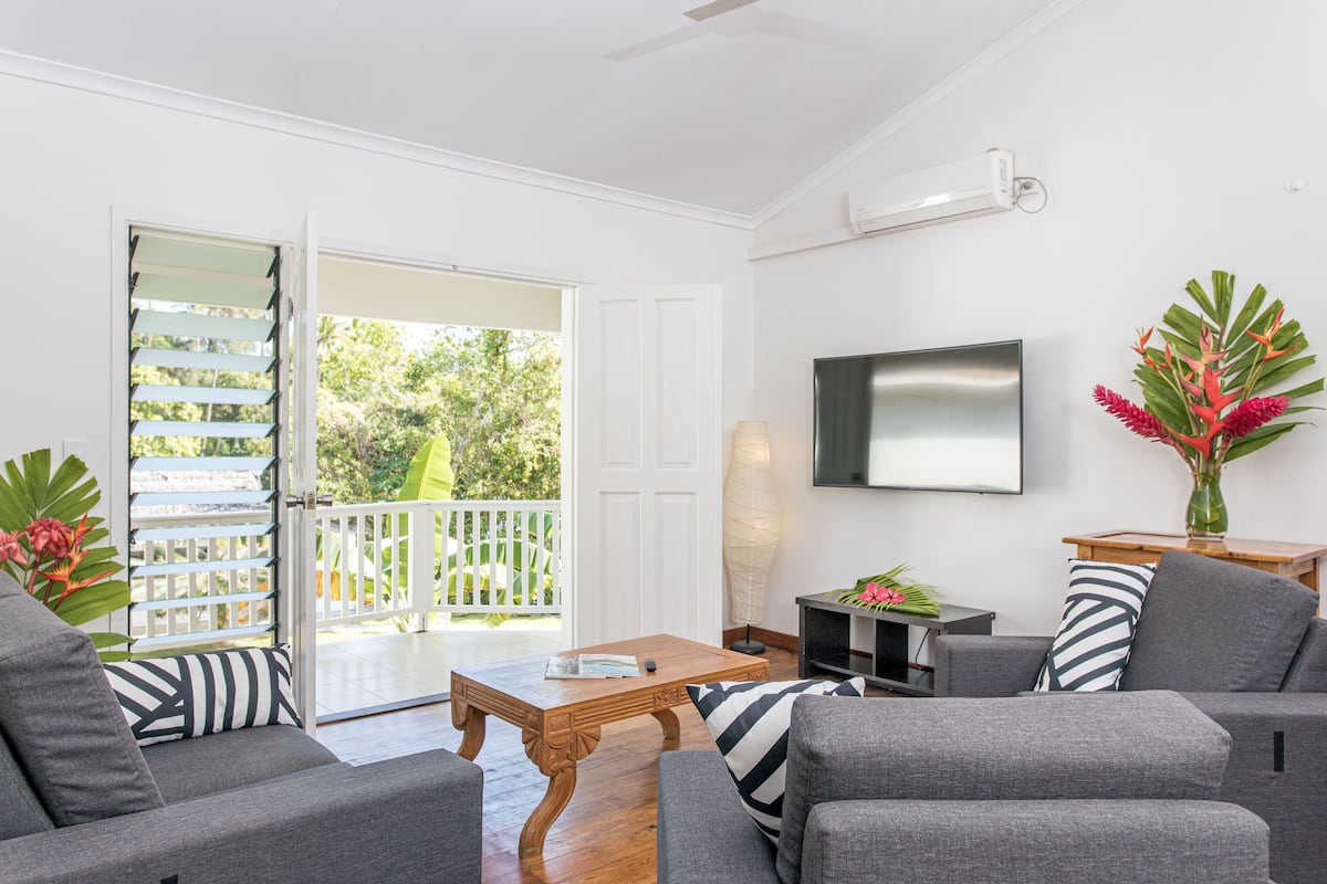 Tropical 2-Bedroom Apartment