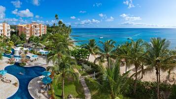Sulla spiaggia, sabbia bianca, cabine da spiaggia gratuite