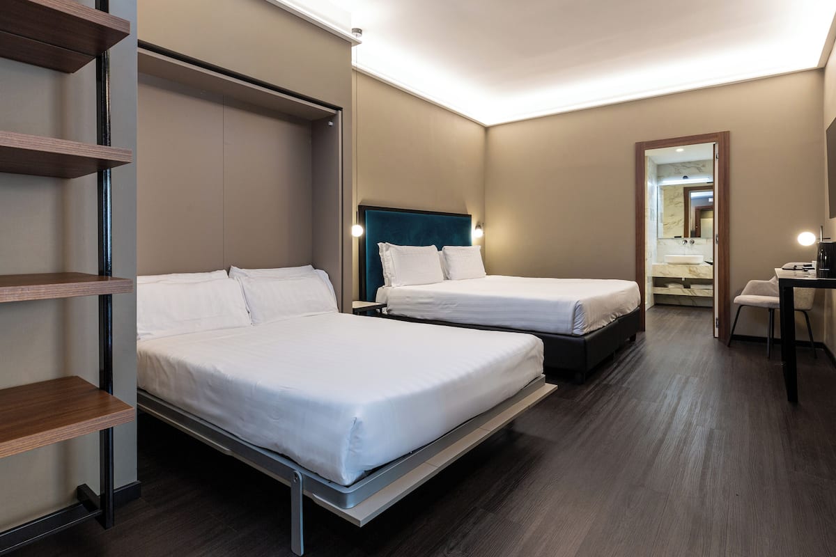 Familierom | Safe på rommet, skrivebord, lydisolert og barnesenger