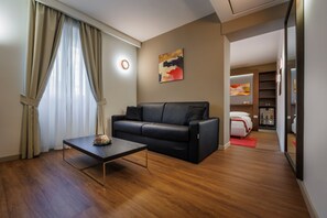 En 30-tommers Flatskjerm-TV med kabel-kanaler samt TV