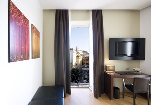 Dobbeltrom – superior, byutsikt | Oppholdsområde | En 30-tommers Flatskjerm-TV med kabel-kanaler samt TV