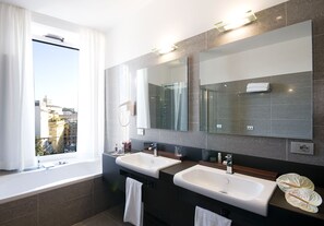 Ensemble baignoire-douche, serviettes fournies