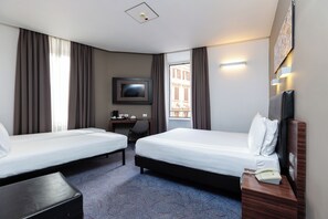 Vierbettzimmer | Zimmersafe, Schreibtisch, schallisolierte Zimmer, kostenloses WLAN