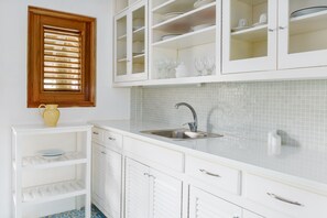 Suite, 1 King Bed, Garden View, Ground Floor | Private kitchen