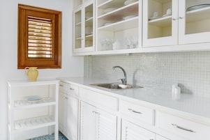 Suite, 1 Katil Raja (King), Garden View, Ground Floor | Dapur peribadi | Peti sejuk/penyejuk beku saiz penuh, ketuhar, pembancuh kopi/teh