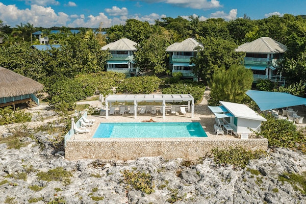 Kolam renang outdoor, dengan payung kolam renang dan kursi berjemur