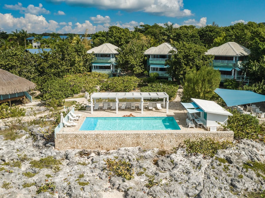 Ulkouima-allas, aurinkovarjoja, aurinkotuoleja