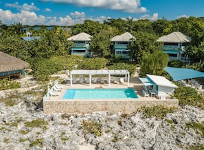 Outdoor pool, pool umbrellas, pool loungers - Idle Awhile Cliffs (Negril)