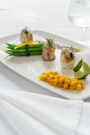 حيث تُقدم وجبات الإفطار، الغداء، العشاء، الأطباق الكاريبية