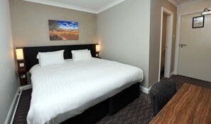 Escritorio, tabla de planchar con plancha, cunas gratuitas y wifi gratis