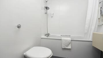 Bañera con ducha, artículos de tocador gratuitos, secador de pelo