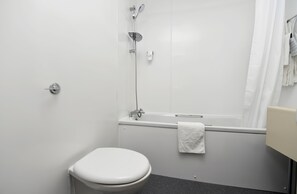 Ducha y bañera combinadas y artículos de higiene personal gratuitos