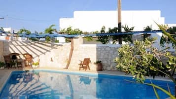Piscina a l'aire lliure (horari: 10:00-19:00), para-sols i gandules