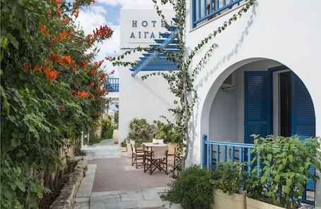 Caja de seguridad en la habitación y ropa de cama