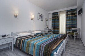 Standard Room | In-room safe, bed sheets - Aegeon Hotel (Paros)