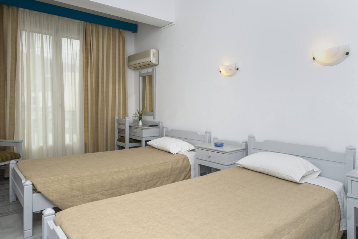 In-room safe, bed sheets