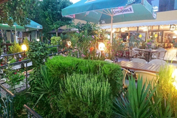 Outdoor dining - Trakia Garden (Sunny Beach)
